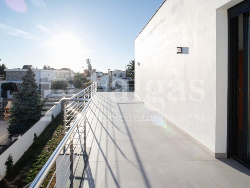 5 sypialnia Willa na sprzedaż w Empuriabrava z basenem garażem - 1 485 000 € (Ref: 9192941)