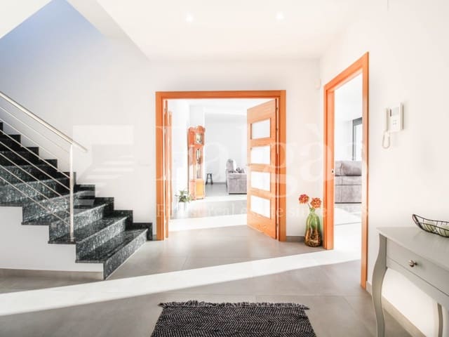 5 bedroom Villa for sale in Empuriabrava, Castelló d'Empúries with pool garage - € 1,485,000 (Ref: 9192941)