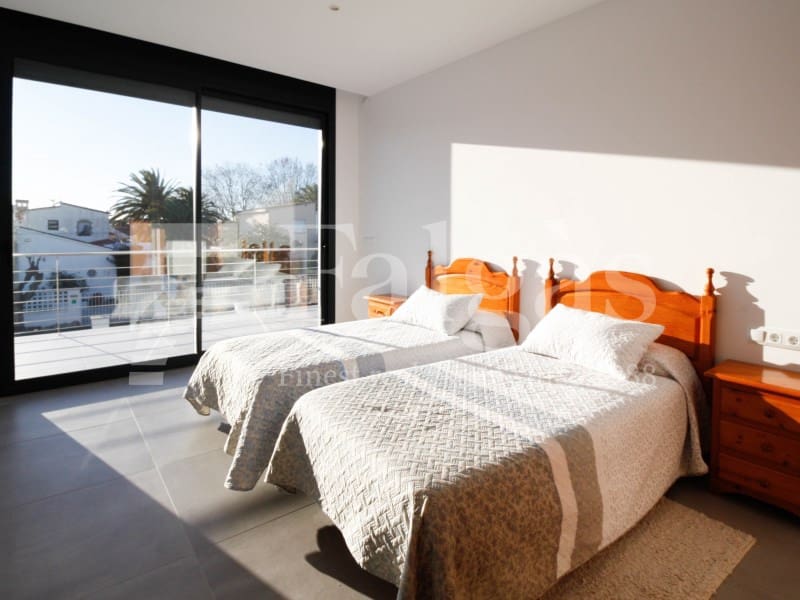 5 sypialnia Willa na sprzedaż w Empuriabrava z basenem garażem - 1 485 000 € (Ref: 9192941)