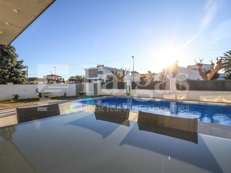 5 sypialnia Willa na sprzedaż w Empuriabrava z basenem garażem - 1 485 000 € (Ref: 9192941)