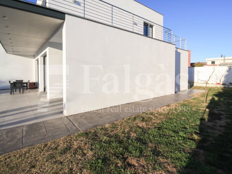 5 sypialnia Willa na sprzedaż w Empuriabrava z basenem garażem - 1 485 000 € (Ref: 9192941)