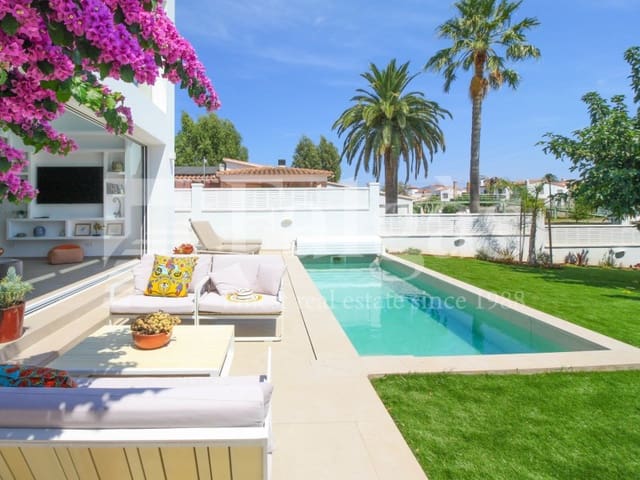 4 bedroom Villa for sale in Empuriabrava, Castelló d'Empúries with pool garage - € 1,495,000 (Ref: 9192942)