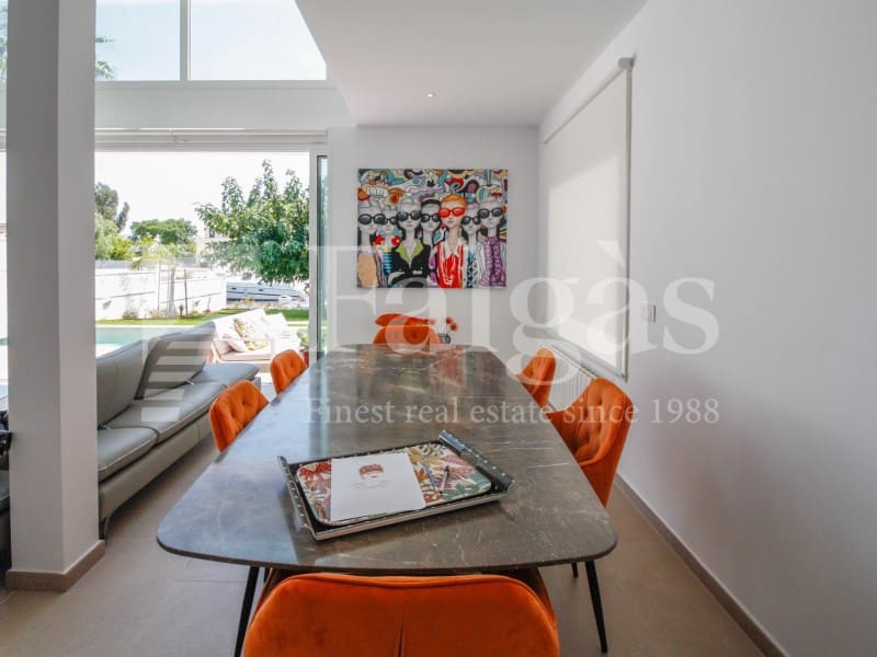 4 chambre Villa/Maison à vendre à Empuriabrava avec piscine garage - 1 495 000 € (Ref: 9192942)