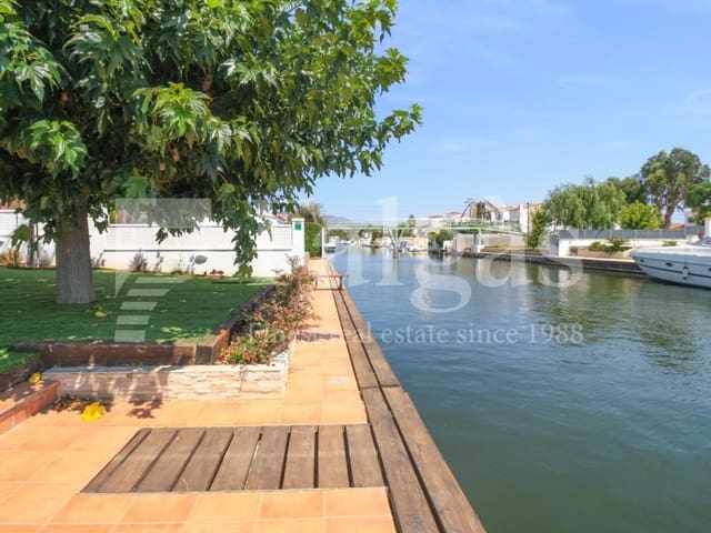 4 bedroom Villa for sale in Empuriabrava, Castelló d'Empúries with pool garage - € 1,495,000 (Ref: 9192942)