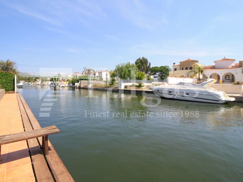 4 chambre Villa/Maison à vendre à Empuriabrava avec piscine garage - 1 495 000 € (Ref: 9192942)