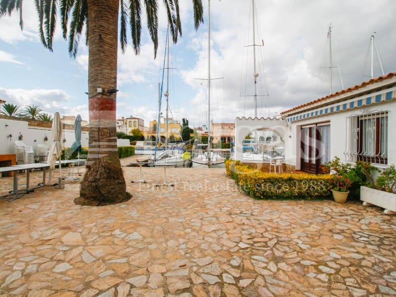 Virksomhed til salg i Empuriabrava med garage - € 2.100.000 (Ref: 9192944)