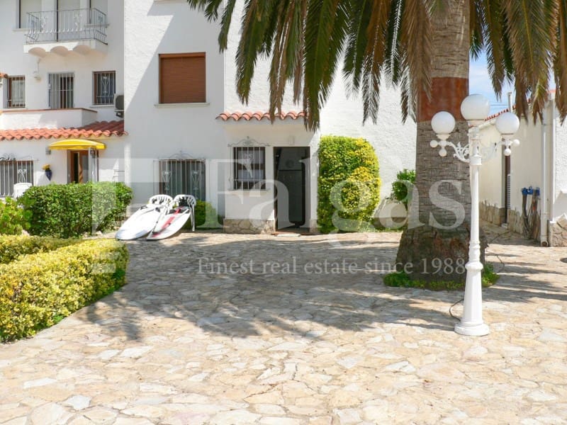 Virksomhed til salg i Empuriabrava med garage - € 2.100.000 (Ref: 9192944)