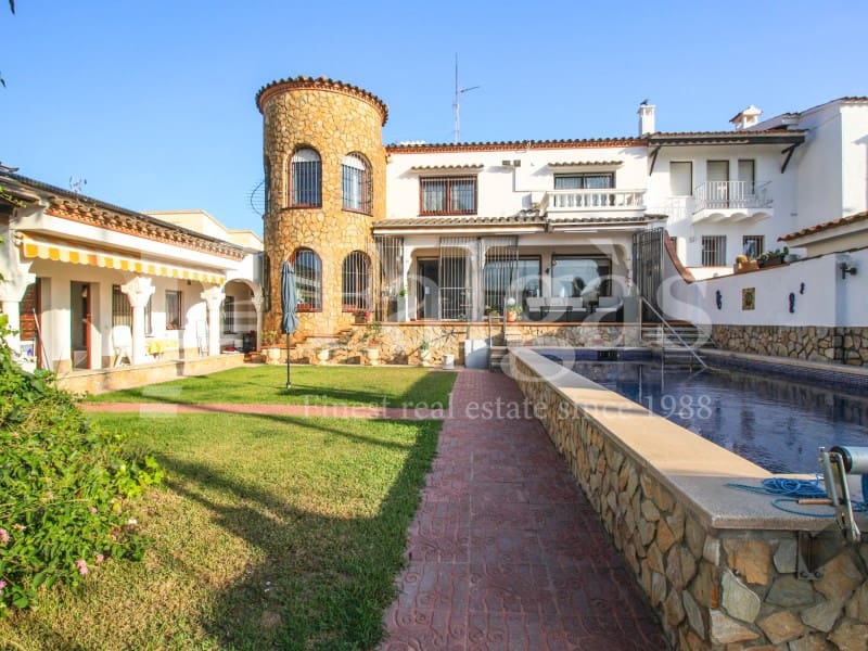 5 sypialnia Willa na sprzedaż w Empuriabrava - 2 250 000 € (Ref: 9192945)