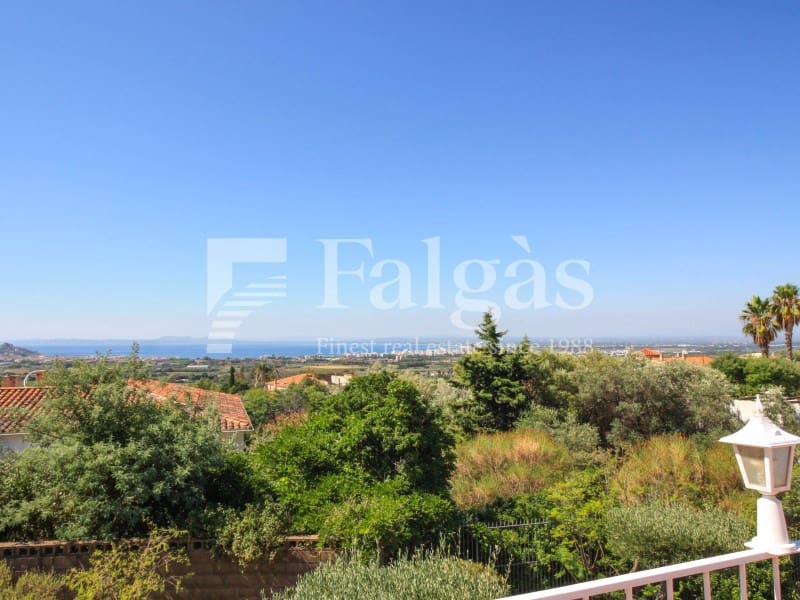 2 bedroom Villa for sale in Roses with pool garage - € 695,000 (Ref: 9220358)