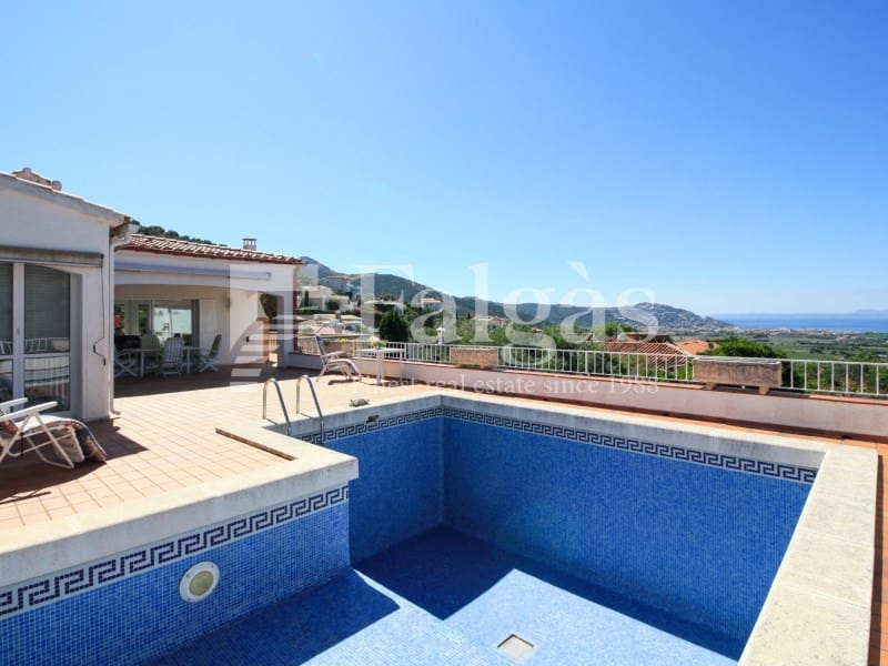2 bedroom Villa for sale in Roses with pool garage - € 695,000 (Ref: 9220358)
