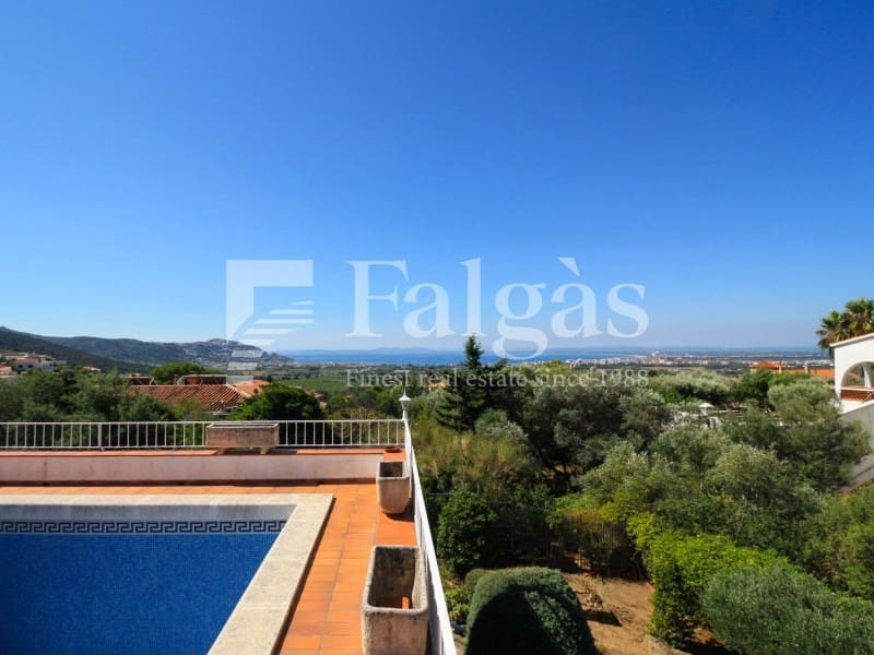 2 bedroom Villa for sale in Roses with pool garage - € 695,000 (Ref: 9220358)
