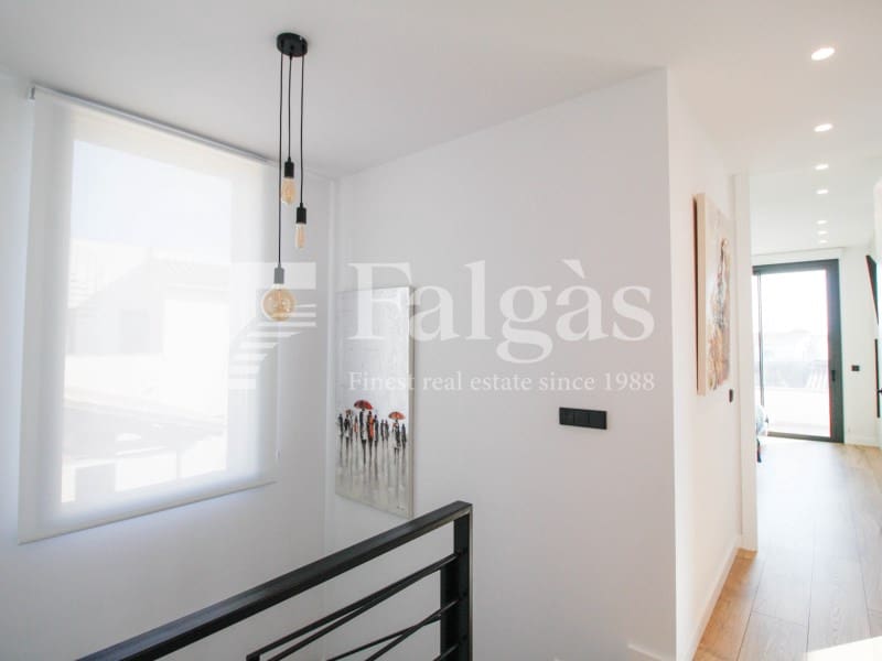 4 soveværelse Villa til salg i Empuriabrava med swimmingpool garage - € 1.125.000 (Ref: 9239845)