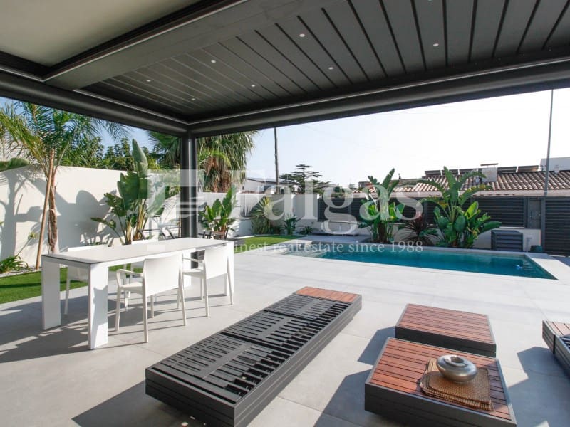 4 soveværelse Villa til salg i Empuriabrava med swimmingpool garage - € 1.125.000 (Ref: 9239845)