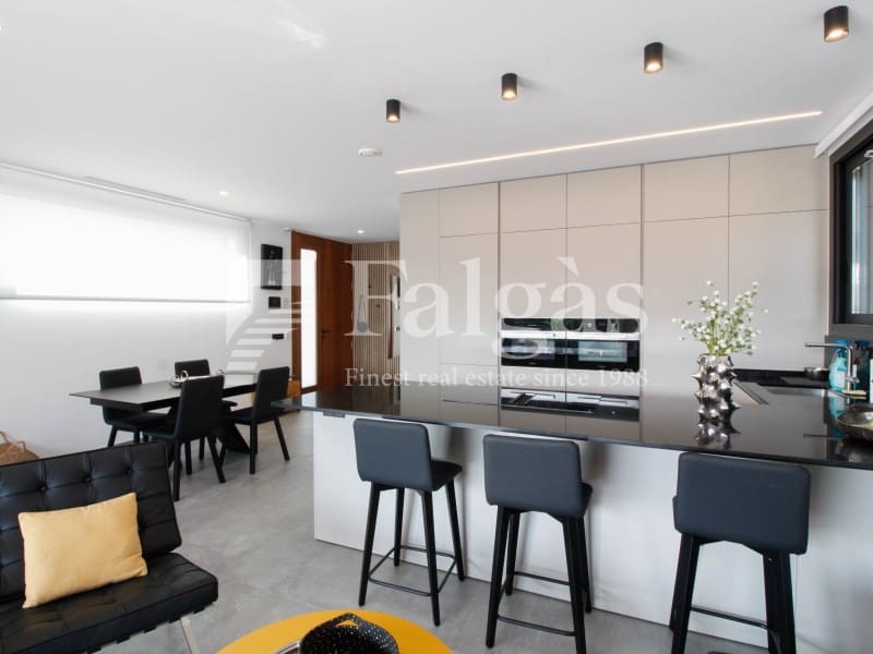 4 soveværelse Villa til salg i Empuriabrava med swimmingpool garage - € 1.125.000 (Ref: 9239845)