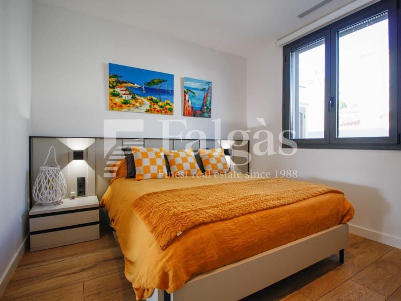 4 soveværelse Villa til salg i Empuriabrava med swimmingpool garage - € 1.125.000 (Ref: 9239845)