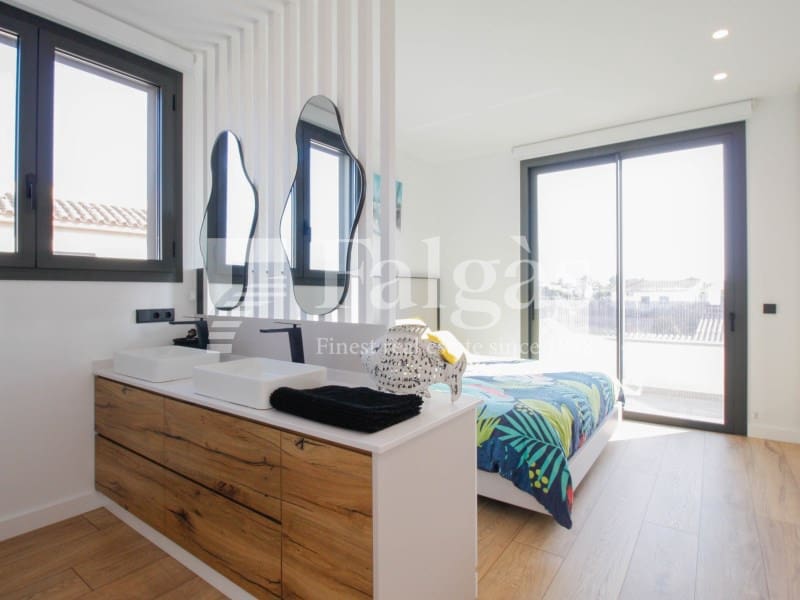 4 soveværelse Villa til salg i Empuriabrava med swimmingpool garage - € 1.125.000 (Ref: 9239845)