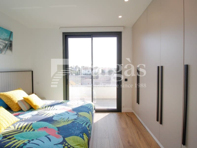 4 soveværelse Villa til salg i Empuriabrava med swimmingpool garage - € 1.125.000 (Ref: 9239845)