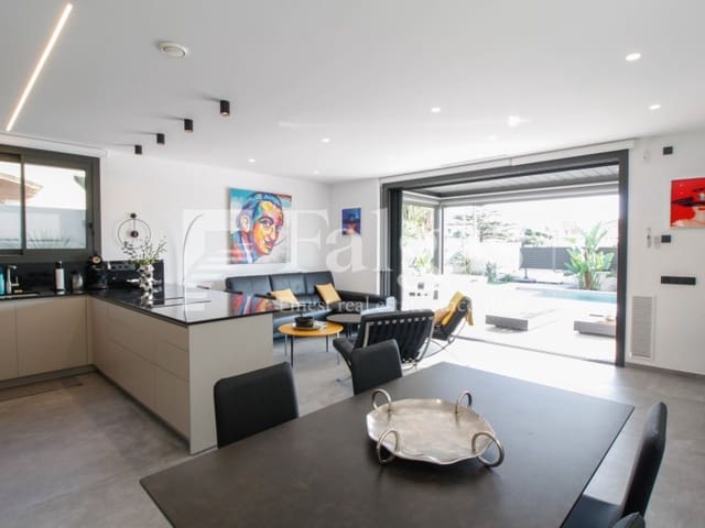 4 bedroom Villa for sale in Empuriabrava, Castelló d'Empúries with pool garage - € 1,125,000 (Ref: 9239845)