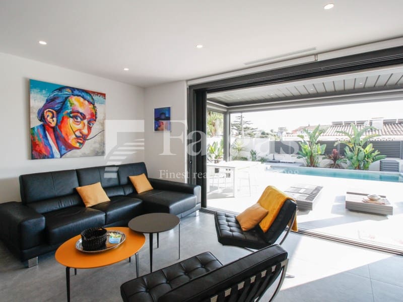 4 soveværelse Villa til salg i Empuriabrava med swimmingpool garage - € 1.125.000 (Ref: 9239845)