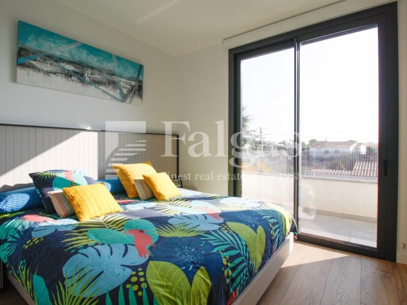 4 soveværelse Villa til salg i Empuriabrava med swimmingpool garage - € 1.125.000 (Ref: 9239845)