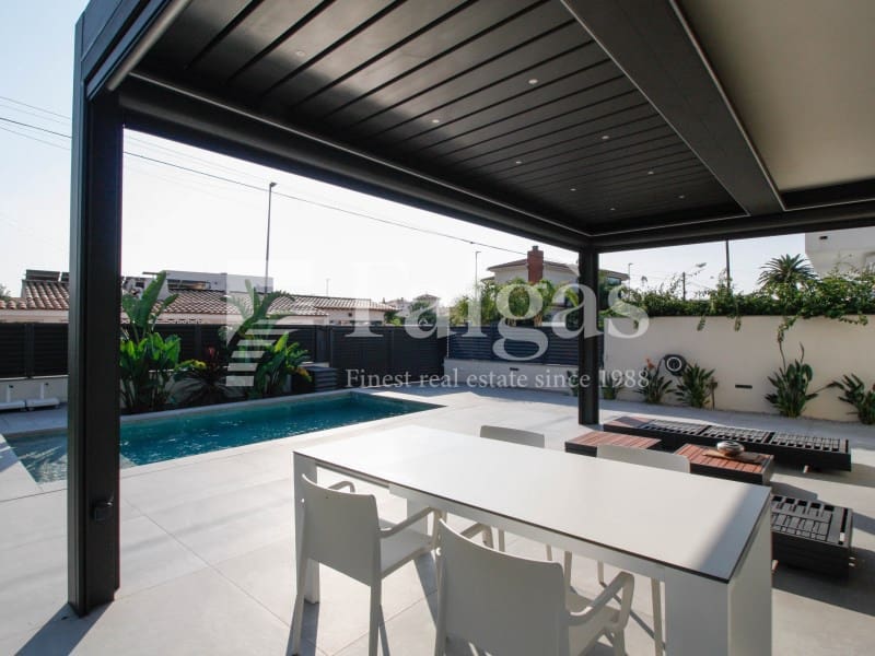 4 soveværelse Villa til salg i Empuriabrava med swimmingpool garage - € 1.125.000 (Ref: 9239845)