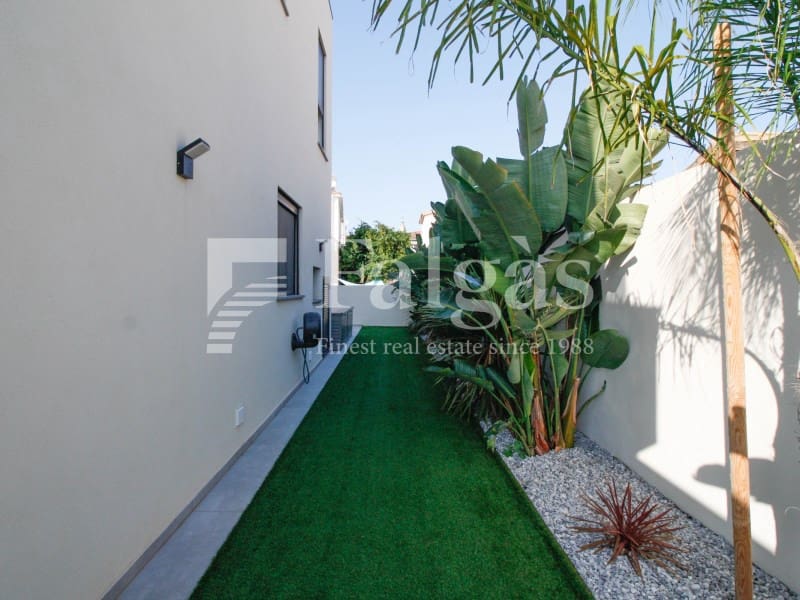 4 soveværelse Villa til salg i Empuriabrava med swimmingpool garage - € 1.125.000 (Ref: 9239845)