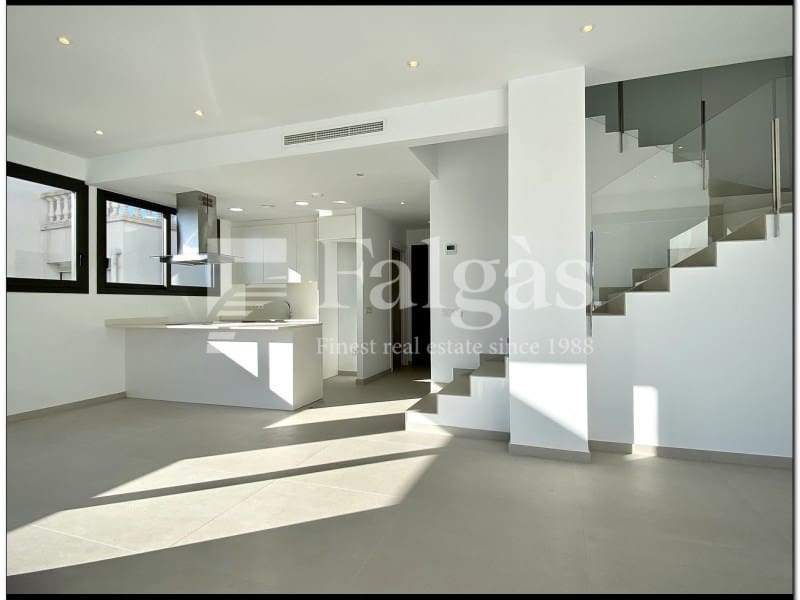 4 bedroom Villa for sale in Empuriabrava with pool - € 649,000 (Ref: 9375304)