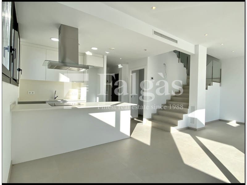 4 bedroom Villa for sale in Empuriabrava with pool - € 649,000 (Ref: 9375304)