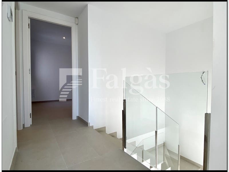 4 bedroom Villa for sale in Empuriabrava with pool - € 649,000 (Ref: 9375304)