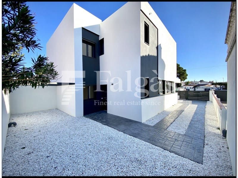4 bedroom Villa for sale in Empuriabrava with pool - € 649,000 (Ref: 9375304)