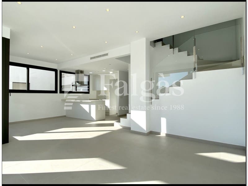4 bedroom Villa for sale in Empuriabrava with pool - € 649,000 (Ref: 9375304)