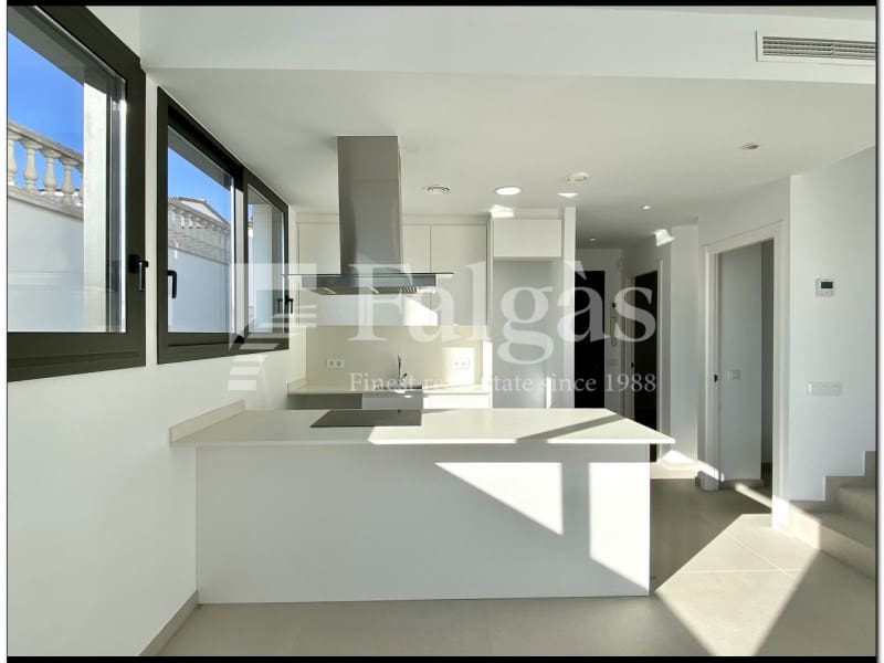 4 bedroom Villa for sale in Empuriabrava with pool - € 649,000 (Ref: 9375304)