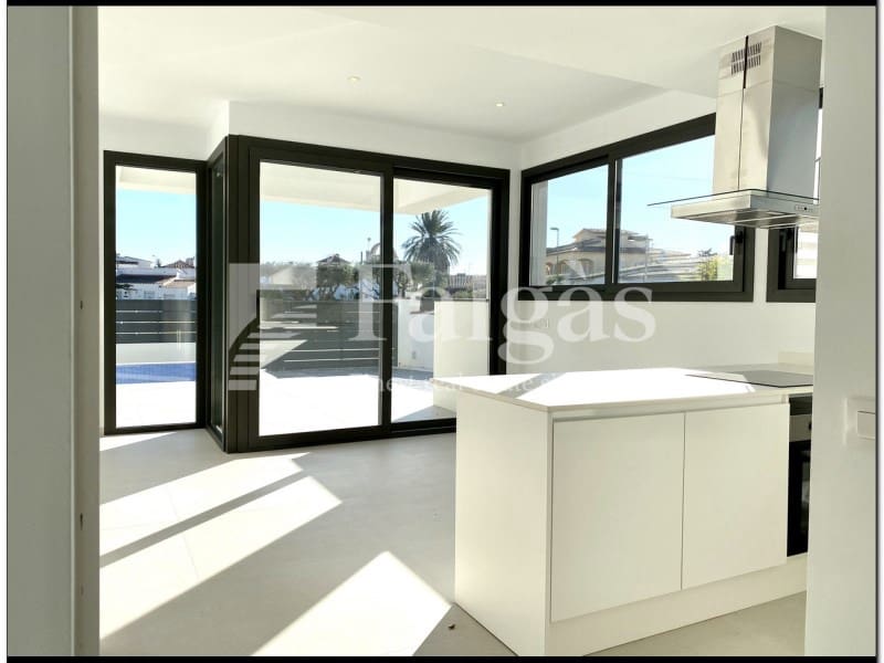 4 bedroom Villa for sale in Empuriabrava with pool - € 649,000 (Ref: 9375304)