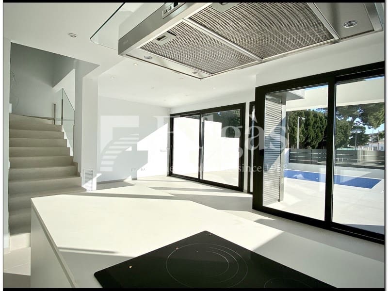 4 bedroom Villa for sale in Empuriabrava with pool - € 649,000 (Ref: 9375304)