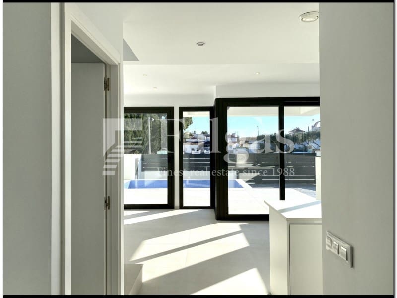 4 bedroom Villa for sale in Empuriabrava with pool - € 649,000 (Ref: 9375304)