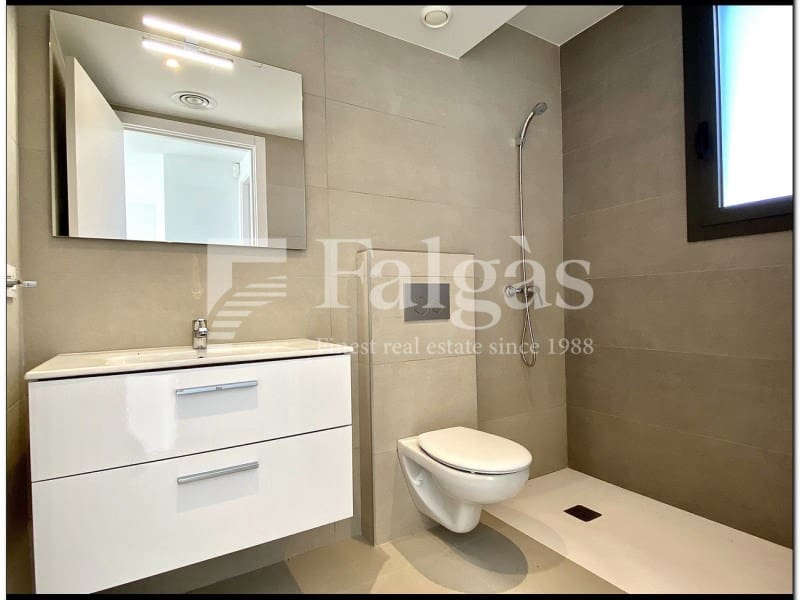 4 bedroom Villa for sale in Empuriabrava with pool - € 649,000 (Ref: 9375304)