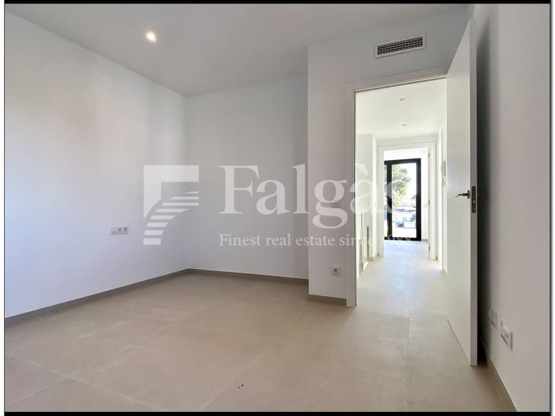 4 bedroom Villa for sale in Empuriabrava with pool - € 649,000 (Ref: 9375304)