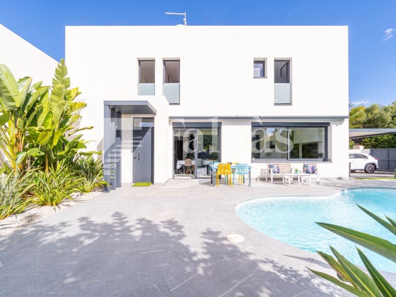 3 soveværelse Villa til salg i Empuriabrava med swimmingpool garage - € 725.000 (Ref: 9375305)