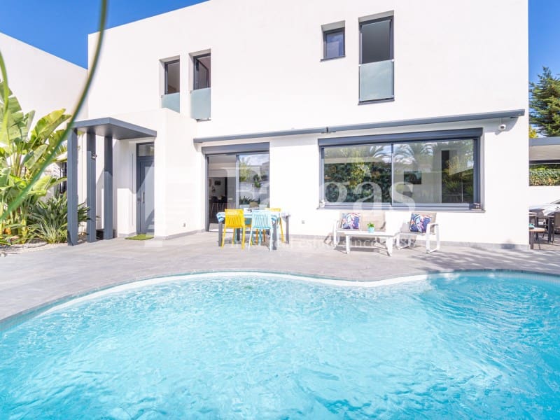 3 soveværelse Villa til salg i Empuriabrava med swimmingpool garage - € 725.000 (Ref: 9375305)