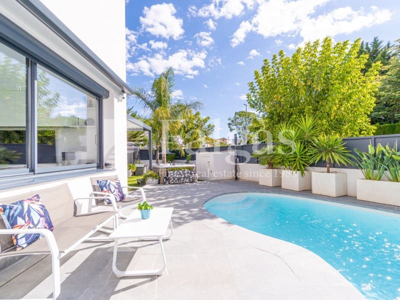 3 soveværelse Villa til salg i Empuriabrava med swimmingpool garage - € 725.000 (Ref: 9375305)