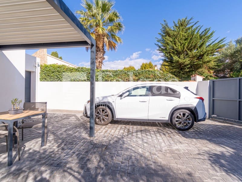 3 soveværelse Villa til salg i Empuriabrava med swimmingpool garage - € 725.000 (Ref: 9375305)