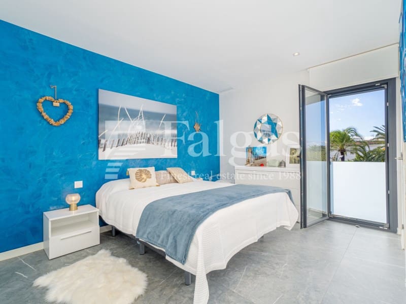 3 soveværelse Villa til salg i Empuriabrava med swimmingpool garage - € 725.000 (Ref: 9375305)