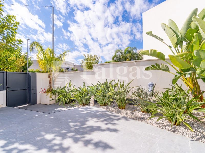 3 soveværelse Villa til salg i Empuriabrava med swimmingpool garage - € 725.000 (Ref: 9375305)