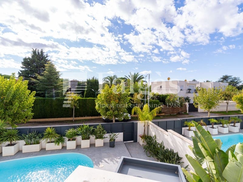 3 soveværelse Villa til salg i Empuriabrava med swimmingpool garage - € 725.000 (Ref: 9375305)