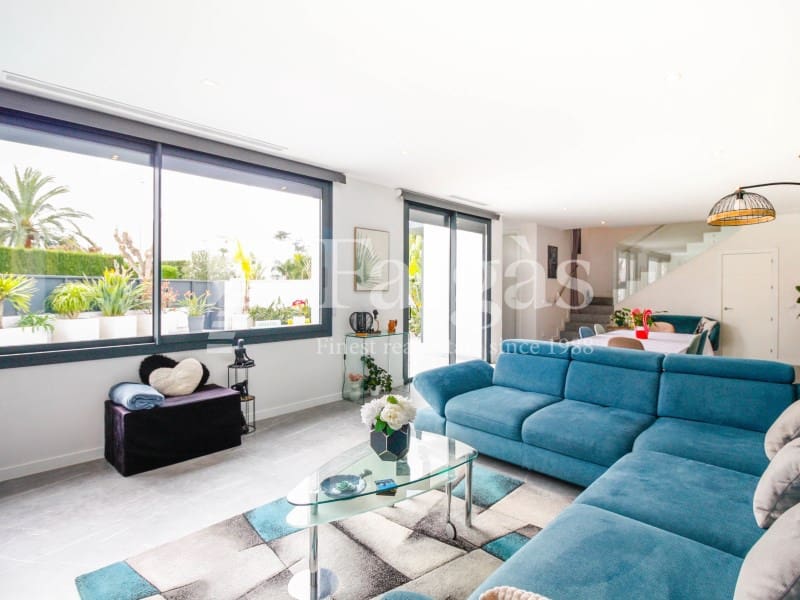 3 chambre Villa/Maison à vendre à Empuriabrava avec piscine garage - 725 000 € (Ref: 9375305)