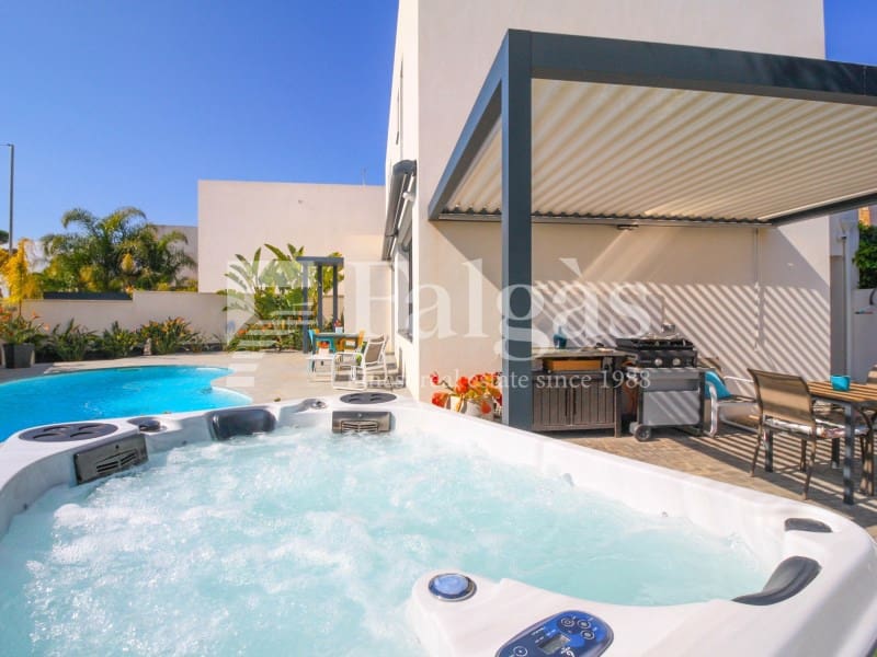3 chambre Villa/Maison à vendre à Empuriabrava avec piscine garage - 725 000 € (Ref: 9375305)