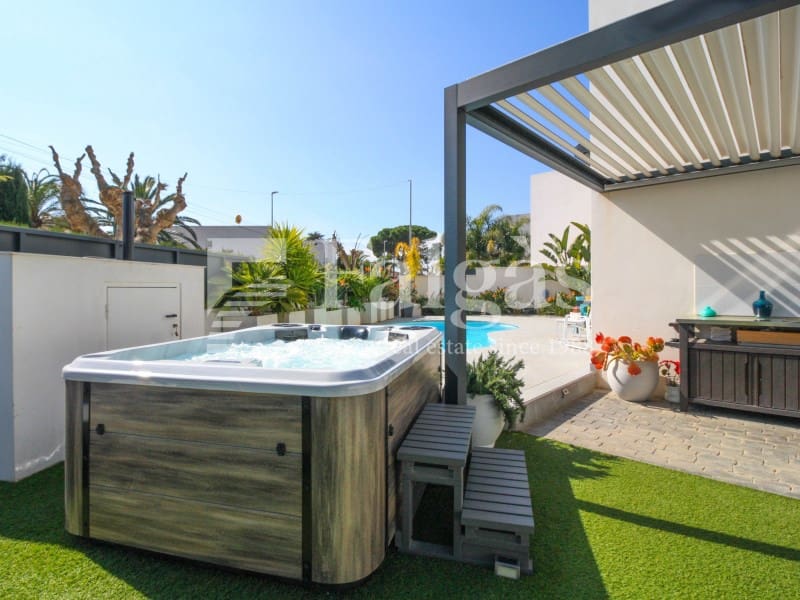 3 chambre Villa/Maison à vendre à Empuriabrava avec piscine garage - 725 000 € (Ref: 9375305)