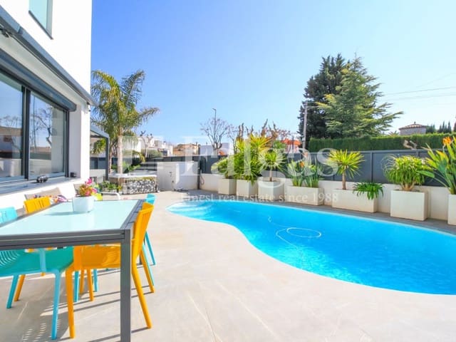 3 makuuhuone Huvila myytävänä paikassa Empuriabrava, Castelló d'Empúries mukana uima-altaan 
autotalli - 725 000 € (Ref: 9375305)