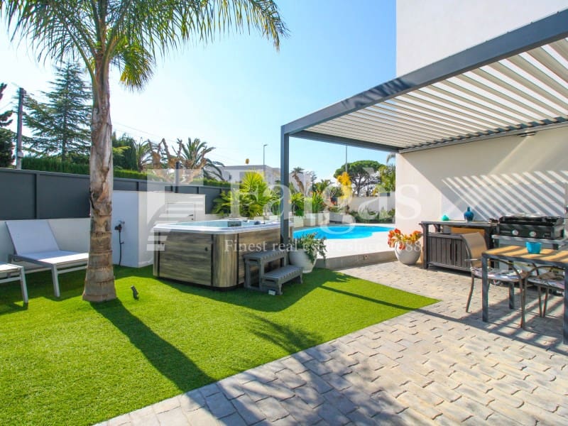 3 chambre Villa/Maison à vendre à Empuriabrava avec piscine garage - 725 000 € (Ref: 9375305)