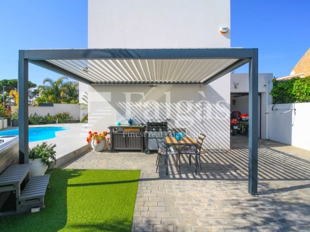 3 makuuhuone Huvila myytävänä paikassa Empuriabrava, Castelló d'Empúries mukana uima-altaan 
autotalli - 725 000 € (Ref: 9375305)